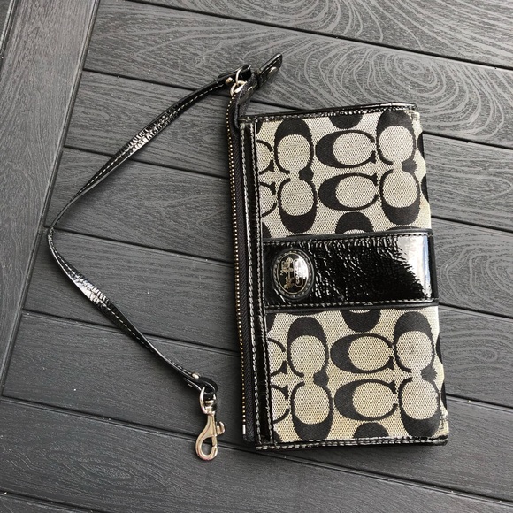 Coach canvas logo blk patent leather trim wristlet - Picture 8 of 8